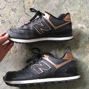 Tennis shoes